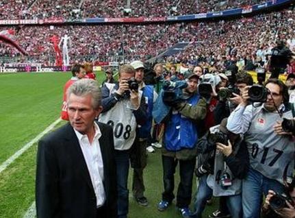  拜仁客场挑战莱比锡遭遇球迷抗议  